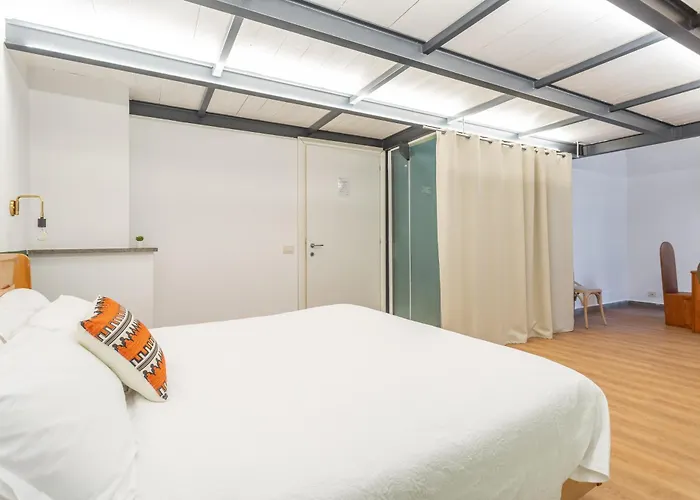 Apartamento Entire Building With 4 Near The Colosseum Roma