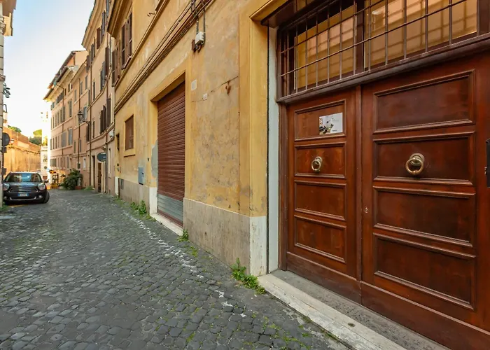 Apartamento Entire Building With 4 Near The Colosseum Roma